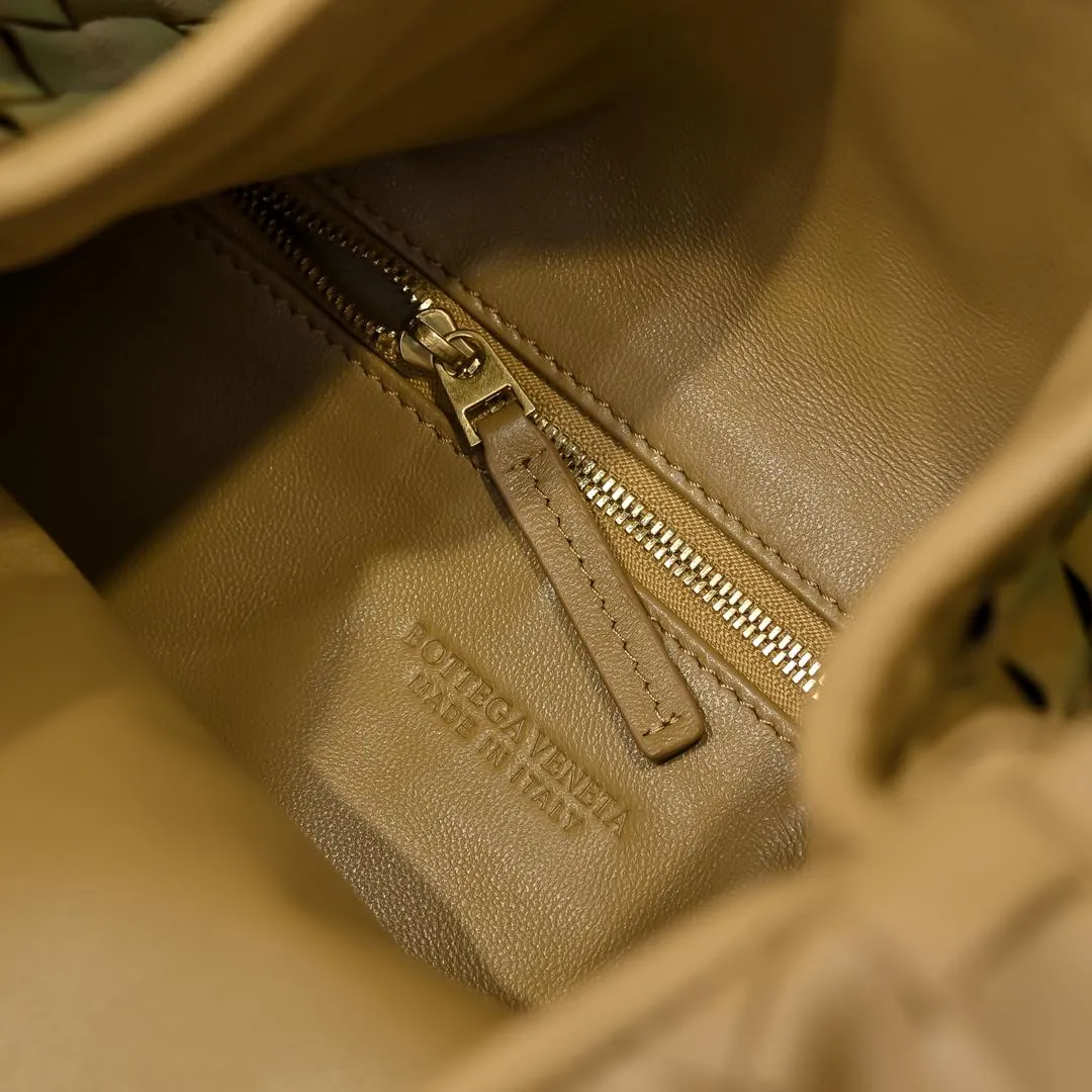 Batch 1960 #Bv new medium-sized HOP bag, the bag body and handles are made of a whole piece of woven leather. The bag body is soft and lazy. Hop symbolizes the praise of innovation and eternal craftsmanship [love]. The pyramid silhouette combines practicality and fashion. It is modern and casual, and the bag mouth is double-sided closed design, more convenient and safe! The cowhide texture also makes the bag more wear-resistant and durable. A must-have for fashionable ladies who like minimalism yet comfortable and casual! Size: 46x21x10cm Model: 6262